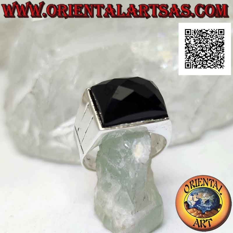 Silberring mit facettiertem horizontal rechteckigem Onyx auf glatter Fassung mit zwei gravierten Linien