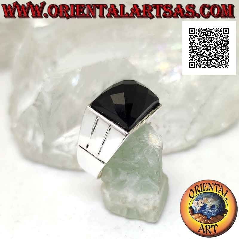 Silberring mit facettiertem horizontal rechteckigem Onyx auf glatter Fassung mit zwei gravierten Linien