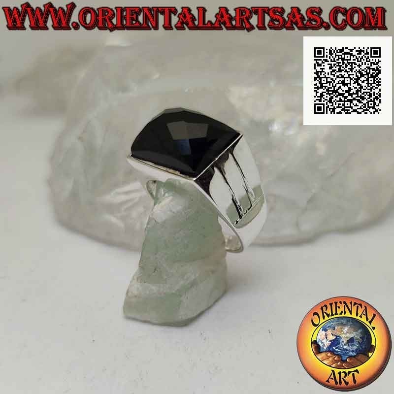 Anillo de plata con ónix rectangular horizontal facetado en engaste liso con dos líneas grabadas