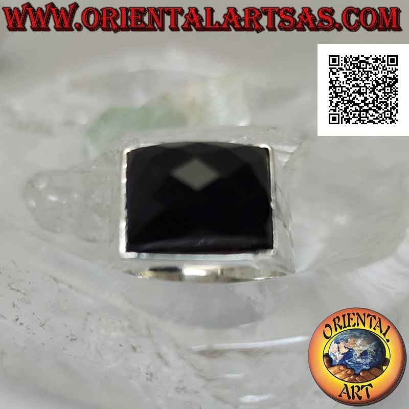 Anillo de plata con ónix rectangular horizontal facetado en engaste liso con dos líneas grabadas