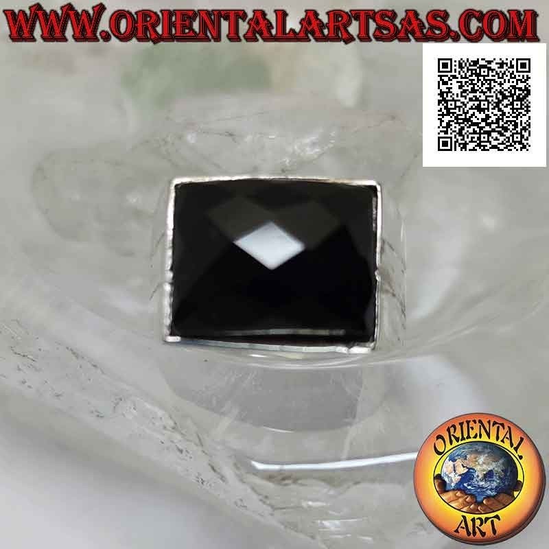Anillo de plata con ónix rectangular horizontal facetado en engaste liso con dos líneas grabadas