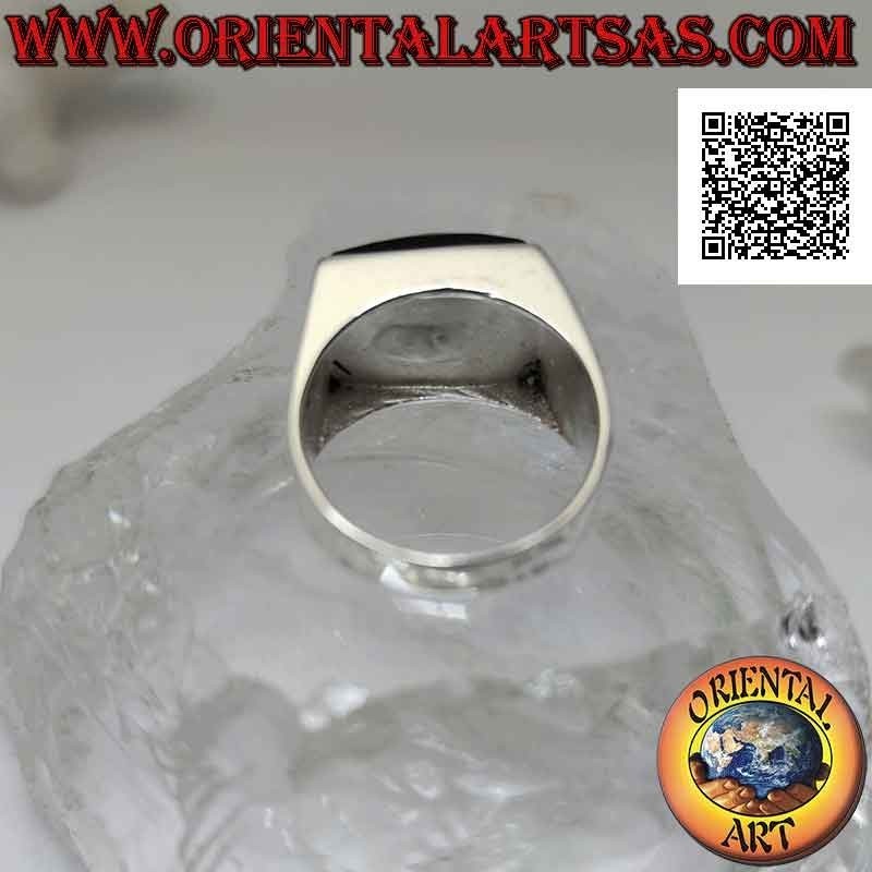 Anillo de plata con ónix rectangular horizontal facetado en engaste liso con dos líneas grabadas