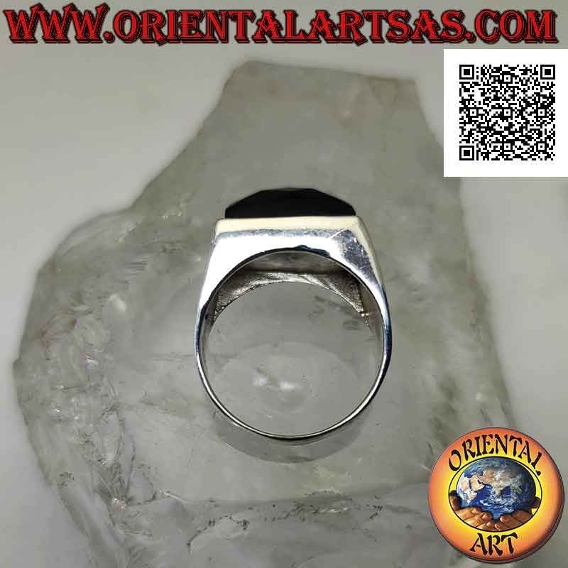 Silberring mit facettiertem horizontal rechteckigem Onyx auf glatter Fassung mit zwei gravierten Linien