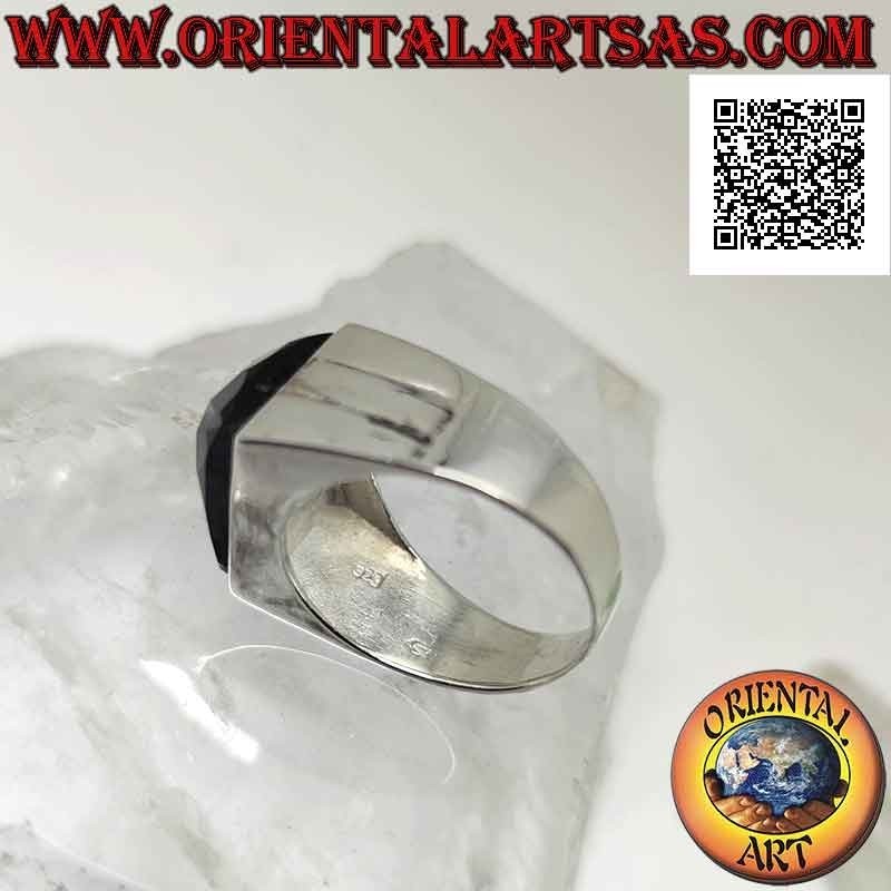 Bague en argent avec onyx rectangulaire horizontal facetté sur sertissage lisse avec deux lignes gravées
