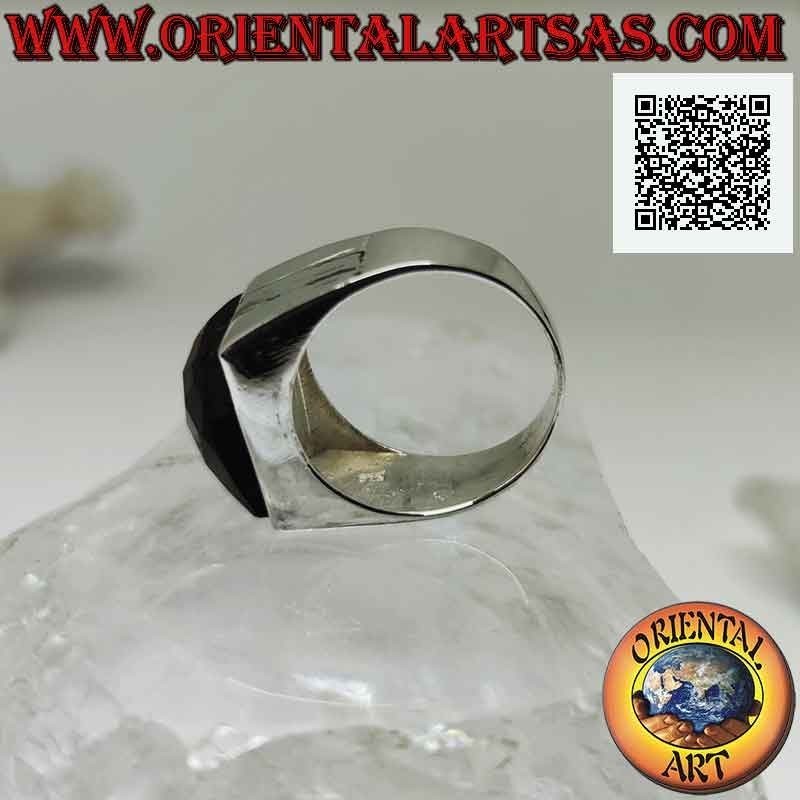 Anillo de plata con ónix rectangular horizontal facetado en engaste liso con dos líneas grabadas