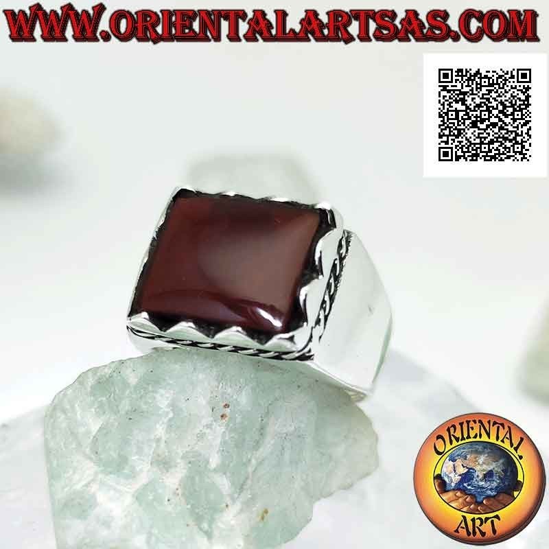 Anillo de plata con cornalina enmarcada rectangular en relieve y cordón lateral