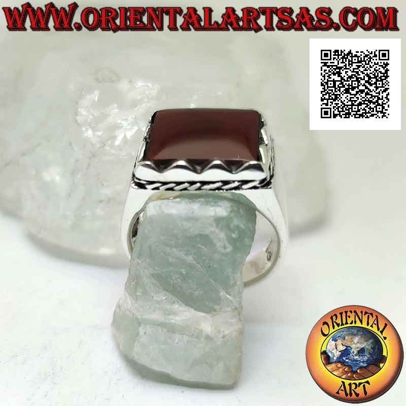 Anillo de plata con cornalina enmarcada rectangular en relieve y cordón lateral