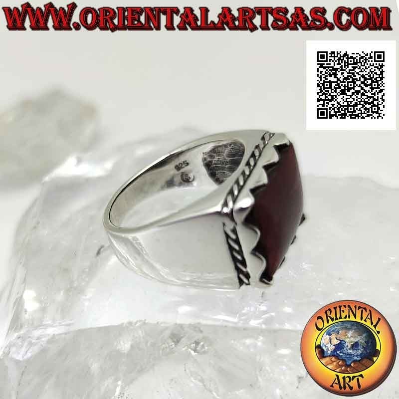 Anillo de plata con cornalina enmarcada rectangular en relieve y cordón lateral