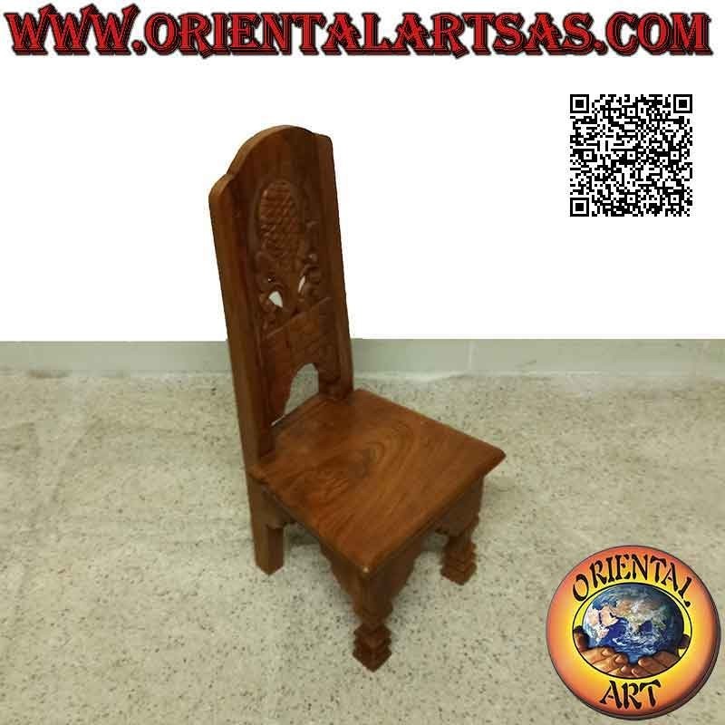 Silla infantil de respaldo alto con decoración tallada y perforada en madera de teca