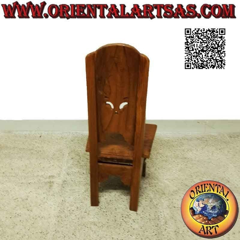Silla infantil de respaldo alto con decoración tallada y perforada en madera de teca