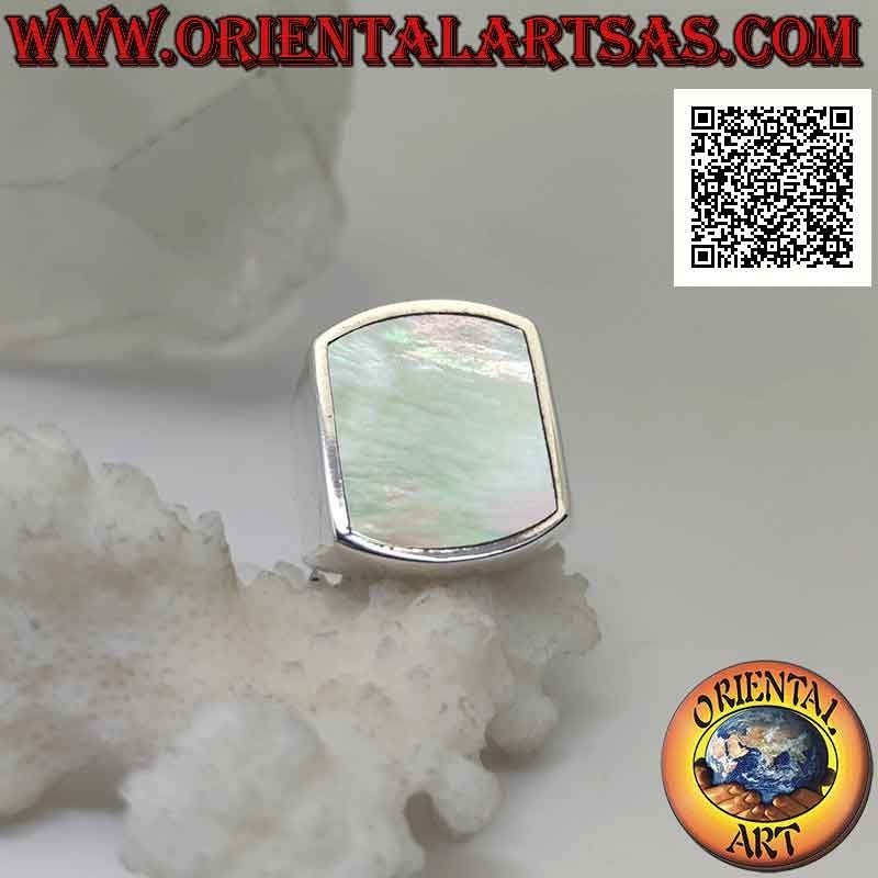 Bague en argent avec coquille de paua rectangulaire (ormeau) bombée sur deux côtés affleurant le bord sur un sertissage lisse