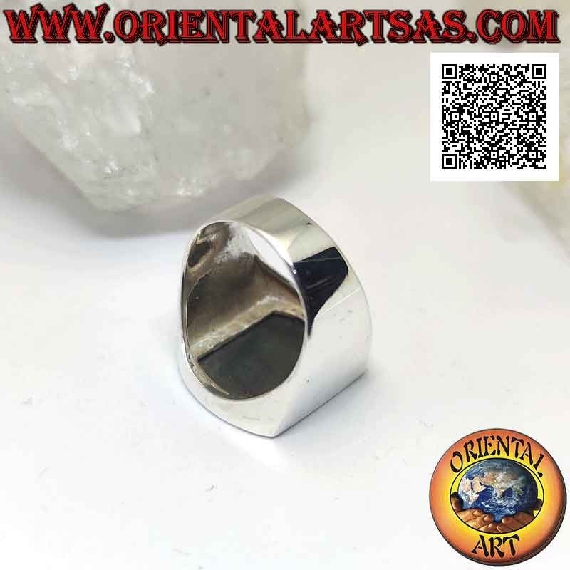 Anillo de plata con concha de paua rectangular (abulón) curvada en dos lados al ras del borde en un engaste liso