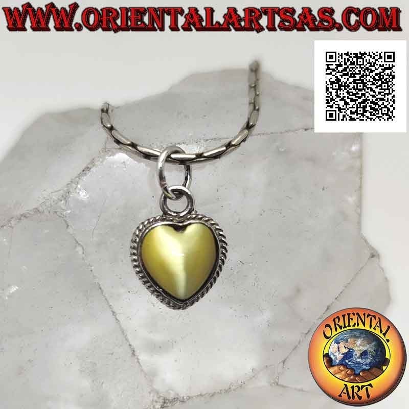 Pendentif en argent avec cimòfane jaune (oeil de chat) avec coeur entouré de tissage