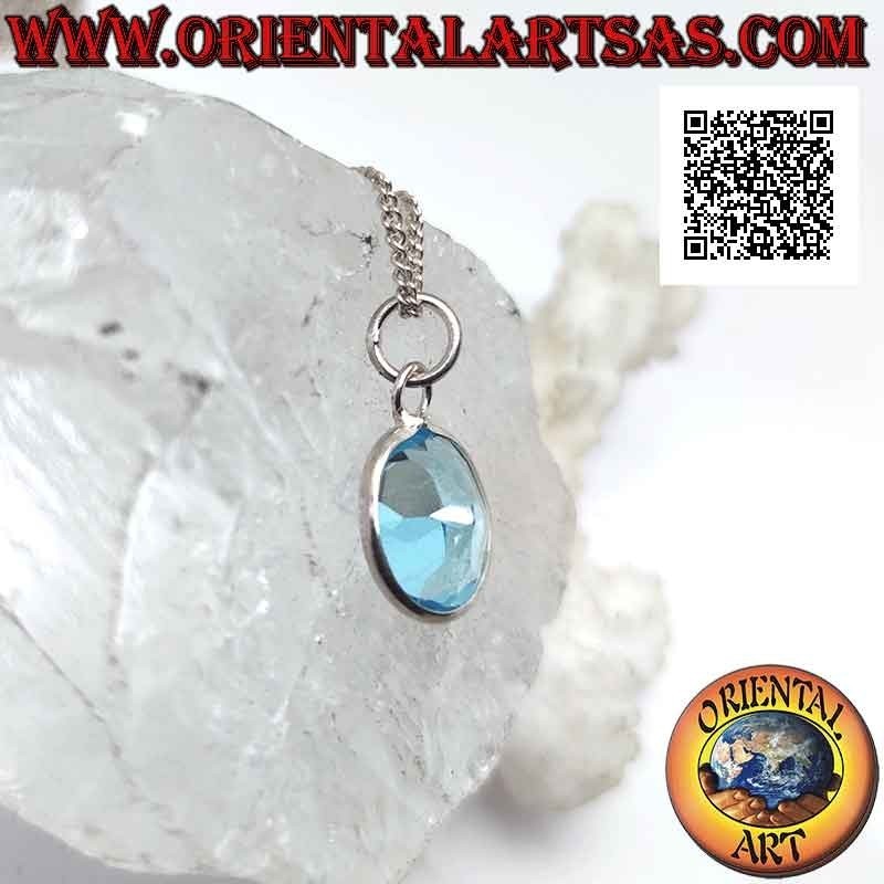 Pendentif en argent avec topaze bleue naturelle ovale sur un cadre simple avec un bord lisse