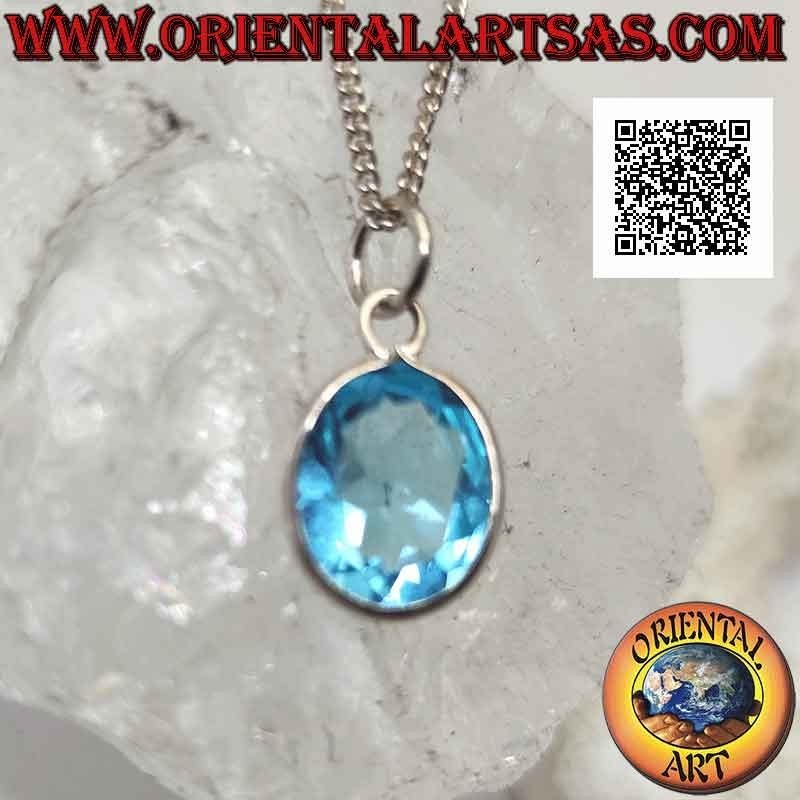 Pendentif en argent avec topaze bleue naturelle ovale sur un cadre simple avec un bord lisse