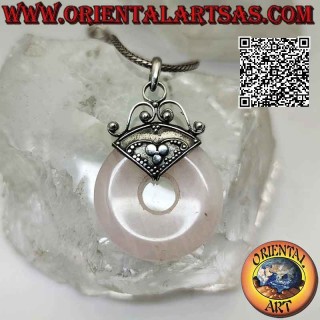 Pendentif en quartz rose, en forme de beignet de 28 mm. avec crochet décoré en bas-relief argenté