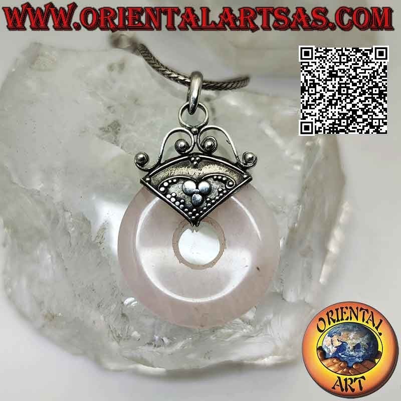 Pendentif en quartz rose, en forme de beignet de 28 mm. avec crochet décoré en bas-relief argenté