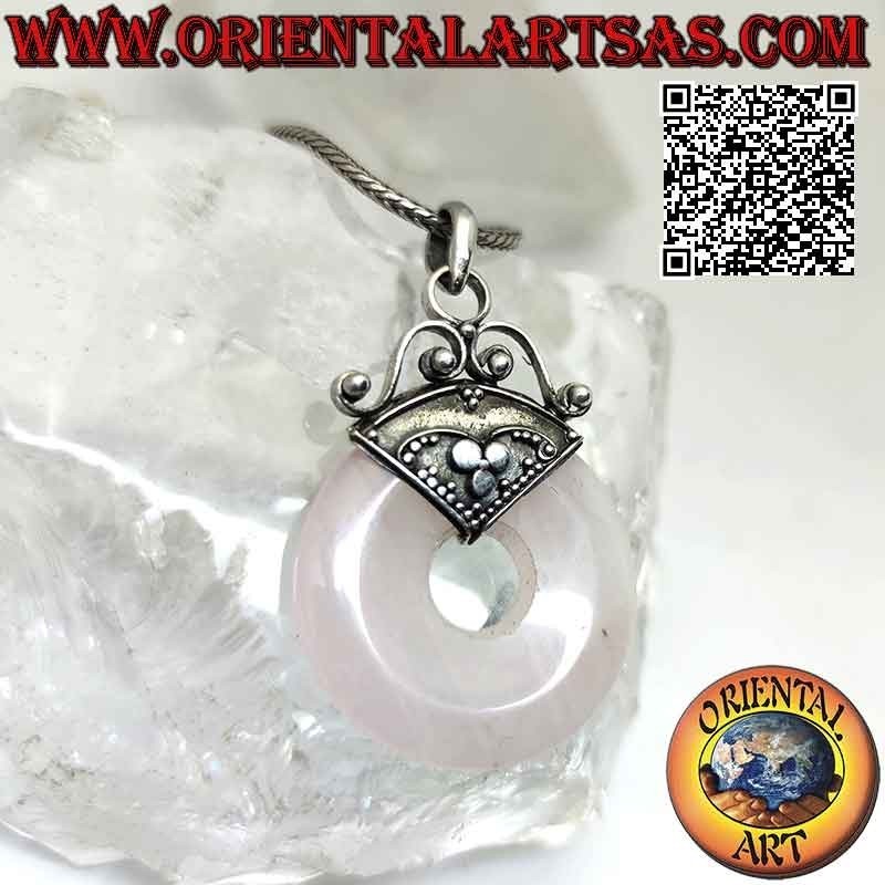 Pendentif en quartz rose, en forme de beignet de 28 mm. avec crochet décoré en bas-relief argenté