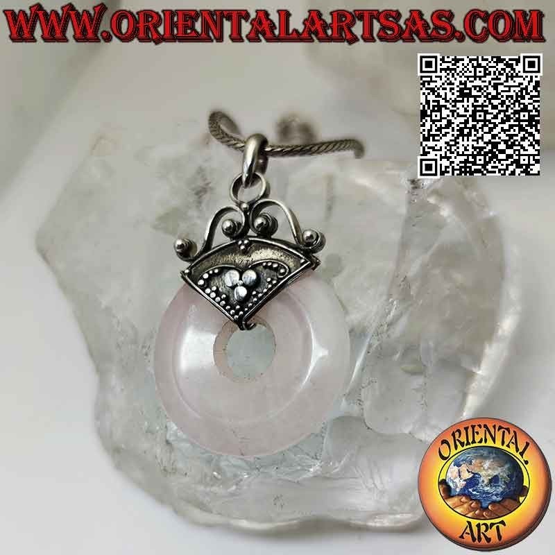 Ciondolo in quarzo rosa, a forma di ciambella da 28 mm. con gancio decorato in bassorilievo in argento