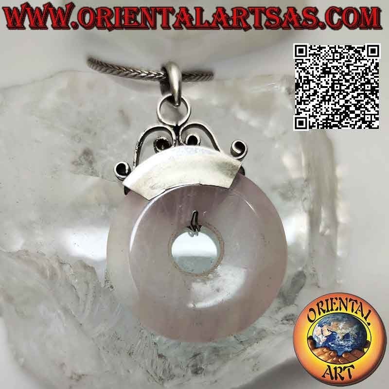 Ciondolo in quarzo rosa, a forma di ciambella da 28 mm. con gancio decorato in bassorilievo in argento