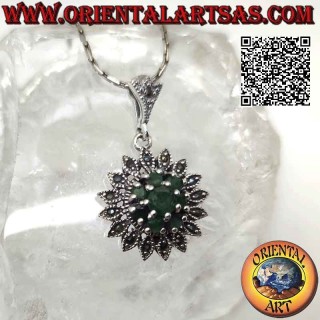 Colgante de plata en forma de flor de Dalia con esmeraldas redondas naturales engastadas y marcasitas