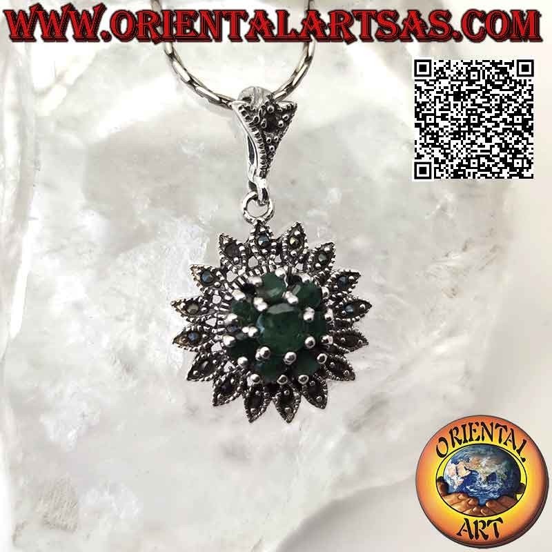 Pendentif en argent en forme de fleur de Dahlia serti d'émeraudes rondes naturelles et de marcassites