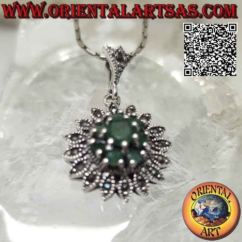 Pendentif en argent en forme de fleur de Dahlia serti d'émeraudes rondes naturelles et de marcassites