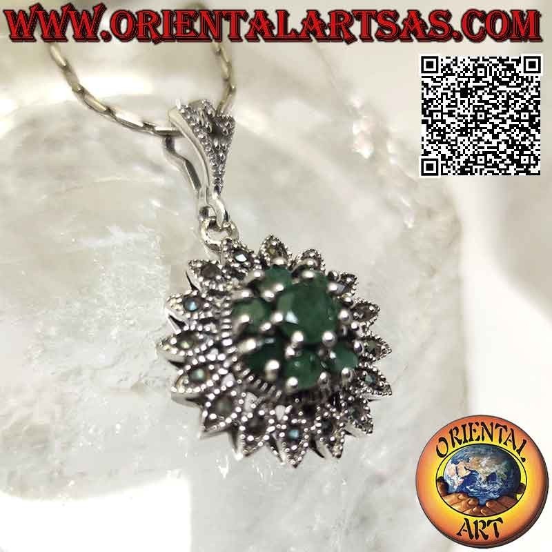 Ciondolo in argento a forma di fiore Dalia con smeraldi naturali tondi incastonati e marcassiti