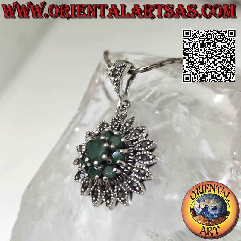 Colgante de plata en forma de flor de Dalia con esmeraldas redondas naturales engastadas y marcasitas