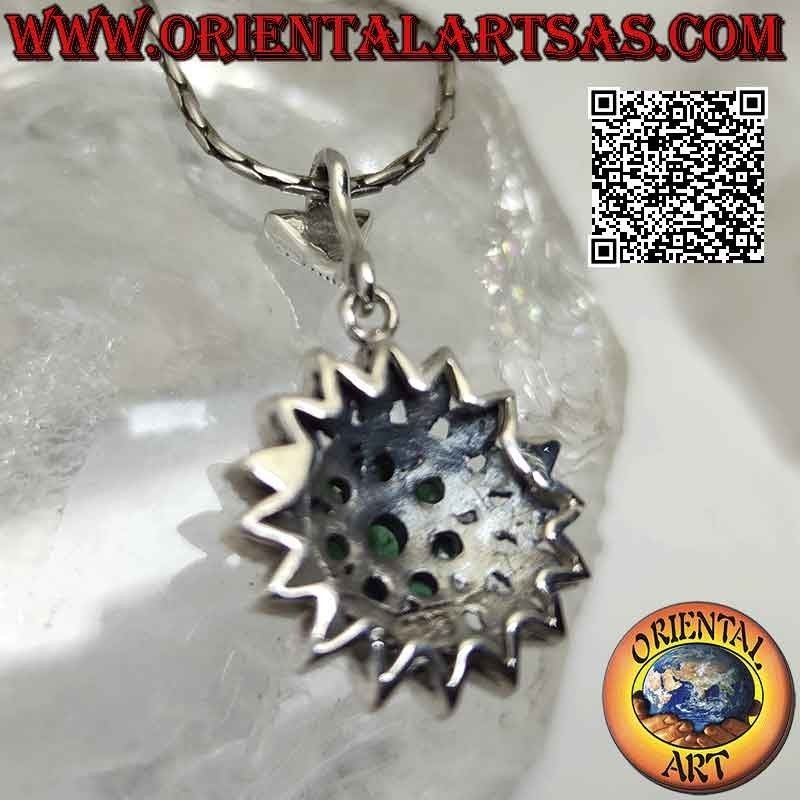 Colgante de plata en forma de flor de Dalia con esmeraldas redondas naturales engastadas y marcasitas