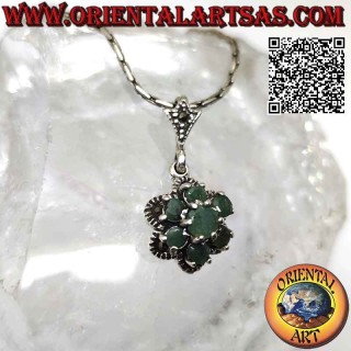 Pendentif en argent avec 7 émeraudes rondes naturelles serties pour former une fleur et marcassite