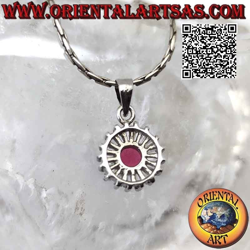 Pendentif en argent avec rubis synthétique rond serti entouré de zircons baguette