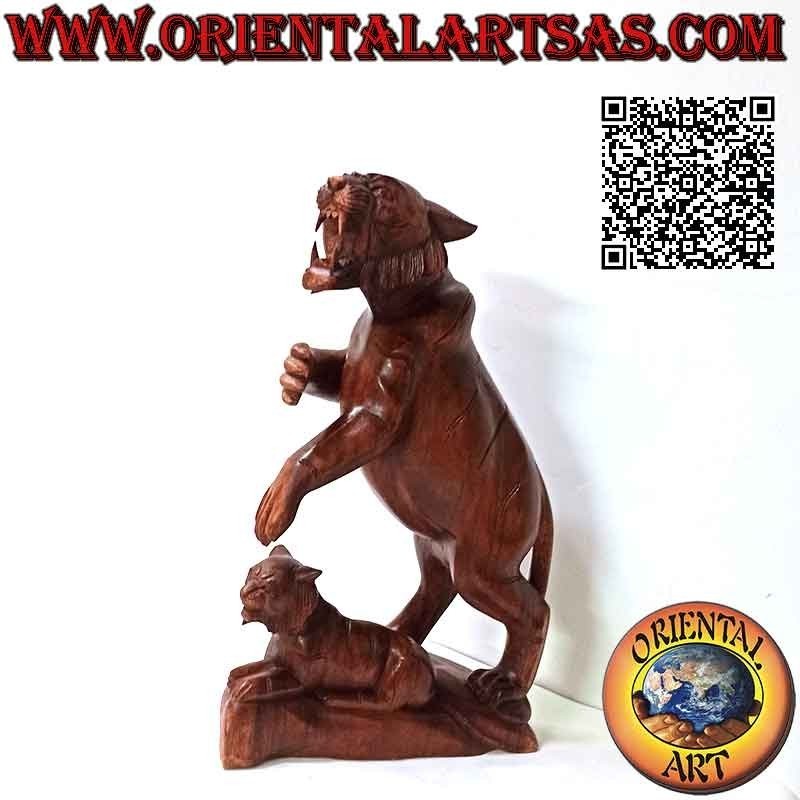Escultura tigre gruñendo con cachorro en madera de suar de 54 cm (tallada a mano en un solo bloque) (derecha)