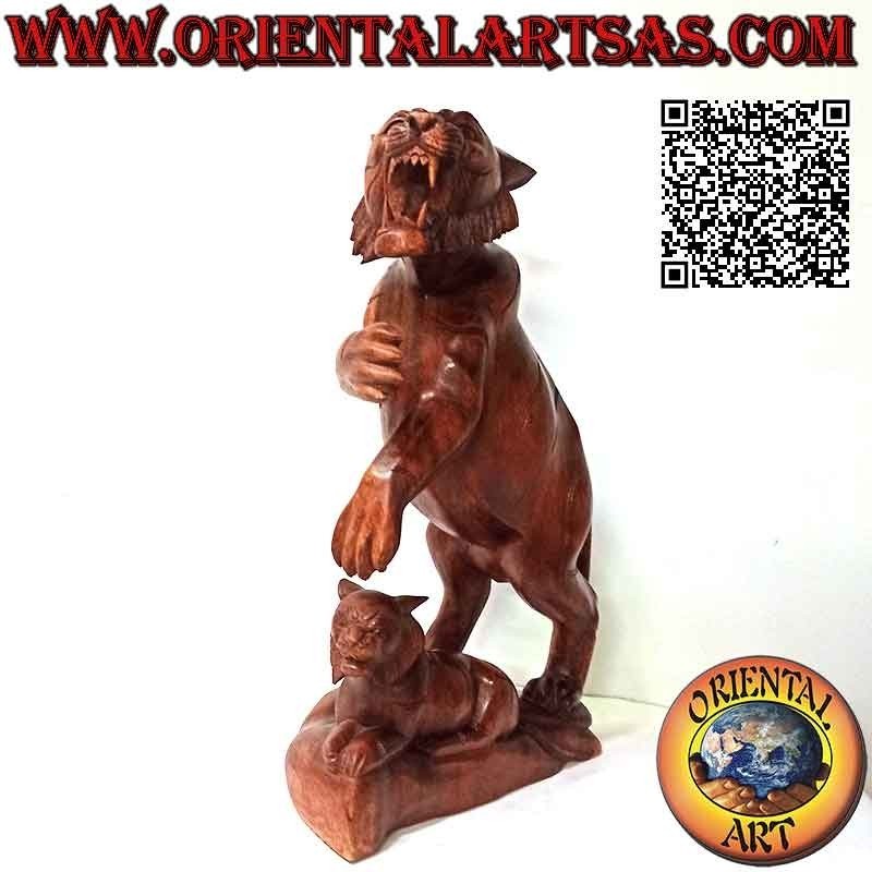 Scultura tigre ringhiante con cucciolo in legno di suar da 54 cm (scolpita a mano da un unico blocco) (dx)