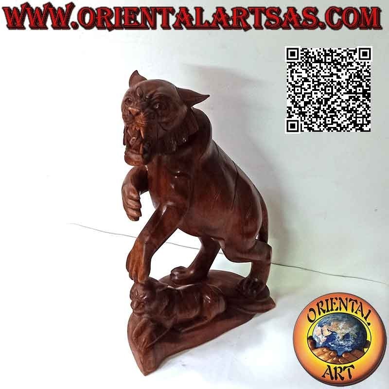 Skulptur knurrender Tiger mit Jungtier aus 54 cm Suar-Holz (handgeschnitzt aus einem einzigen Block) (rechts)