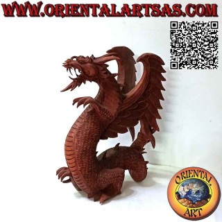 Escultura de dragón alado andante tallada a mano en madera de suar de 45 cm