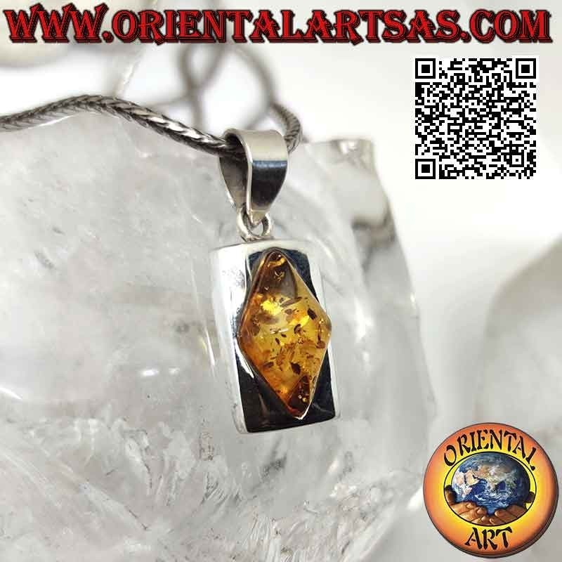 Colgante de plata con ámbar báltico romboidal sobre marco rectangular liso