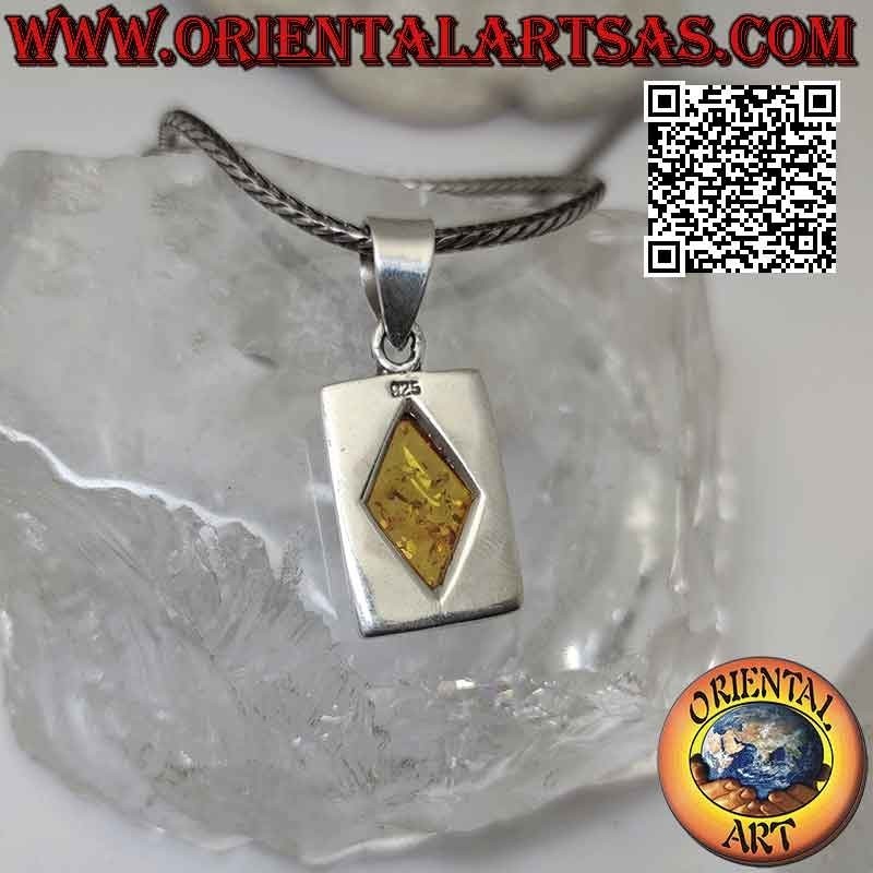 Pendentif en argent avec ambre baltique rhomboïdal sur un cadre rectangulaire lisse
