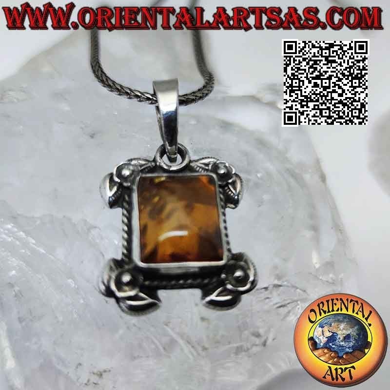 Pendentif en argent avec ambre de la Baltique rectangulaire entouré d'entrelacs et de roses aux quatre coins