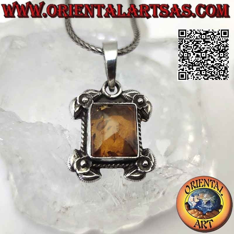 Ciondolo in argento con ambra baltica rettangolare contornata da intreccio e rose sui quattro angoli