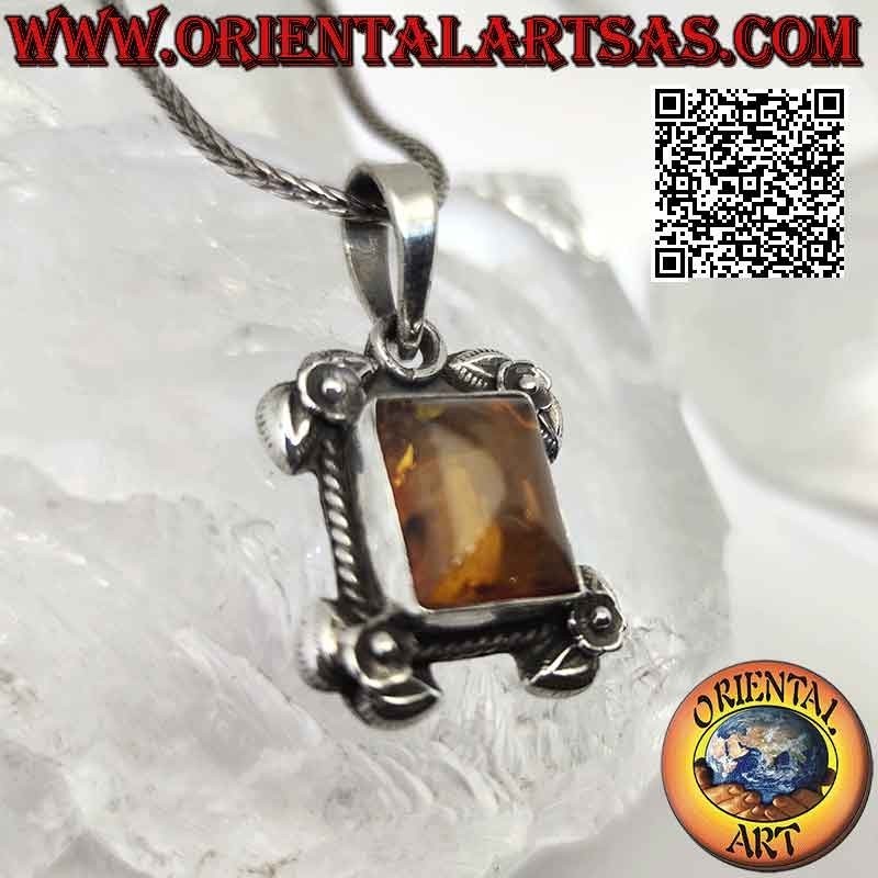 Colgante de plata con ámbar báltico rectangular rodeado de entrelazados y rosas en las cuatro esquinas