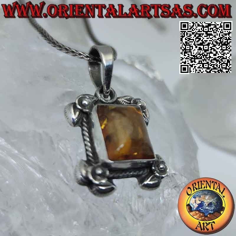 Colgante de plata con ámbar báltico rectangular rodeado de entrelazados y rosas en las cuatro esquinas