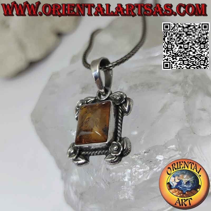 Pendentif en argent avec ambre de la Baltique rectangulaire entouré d'entrelacs et de roses aux quatre coins
