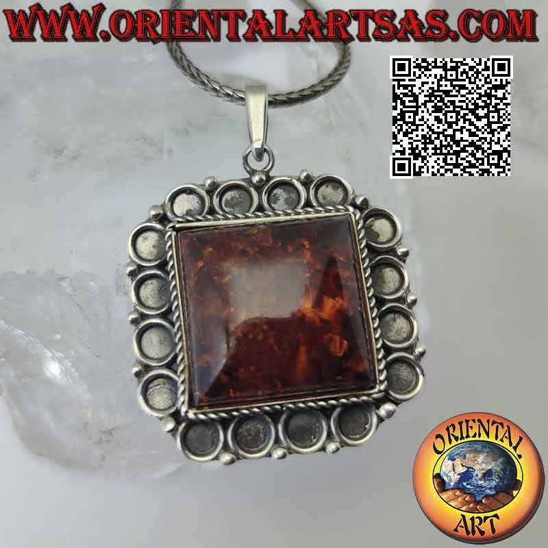 Colgante de plata con gran ámbar báltico cuadrado con marco circular en bajorrelieve