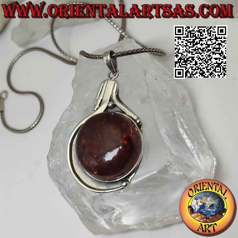 Ciondolo in argento con grande ambra baltica tonda su montatura liscia a bassorilievo