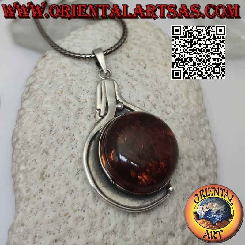Pendentif en argent avec gros ambre rond de la Baltique sur une monture lisse en bas-relief