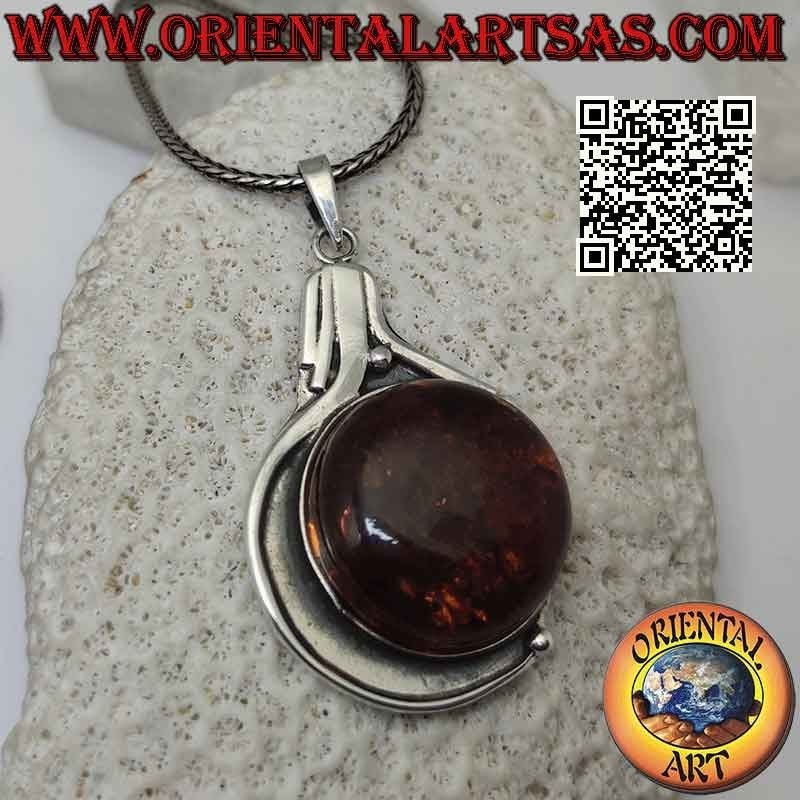 Pendentif en argent avec gros ambre rond de la Baltique sur une monture lisse en bas-relief