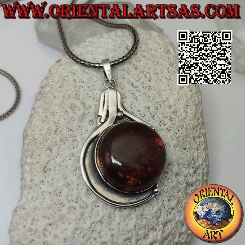 Ciondolo in argento con grande ambra baltica tonda su montatura liscia a bassorilievo
