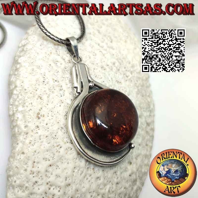 Pendentif en argent avec gros ambre rond de la Baltique sur une monture lisse en bas-relief