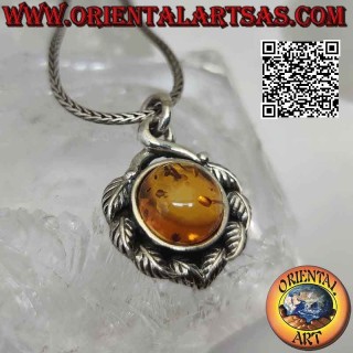 Colgante de plata con cabujón redondo de ámbar báltico rodeado de hojas